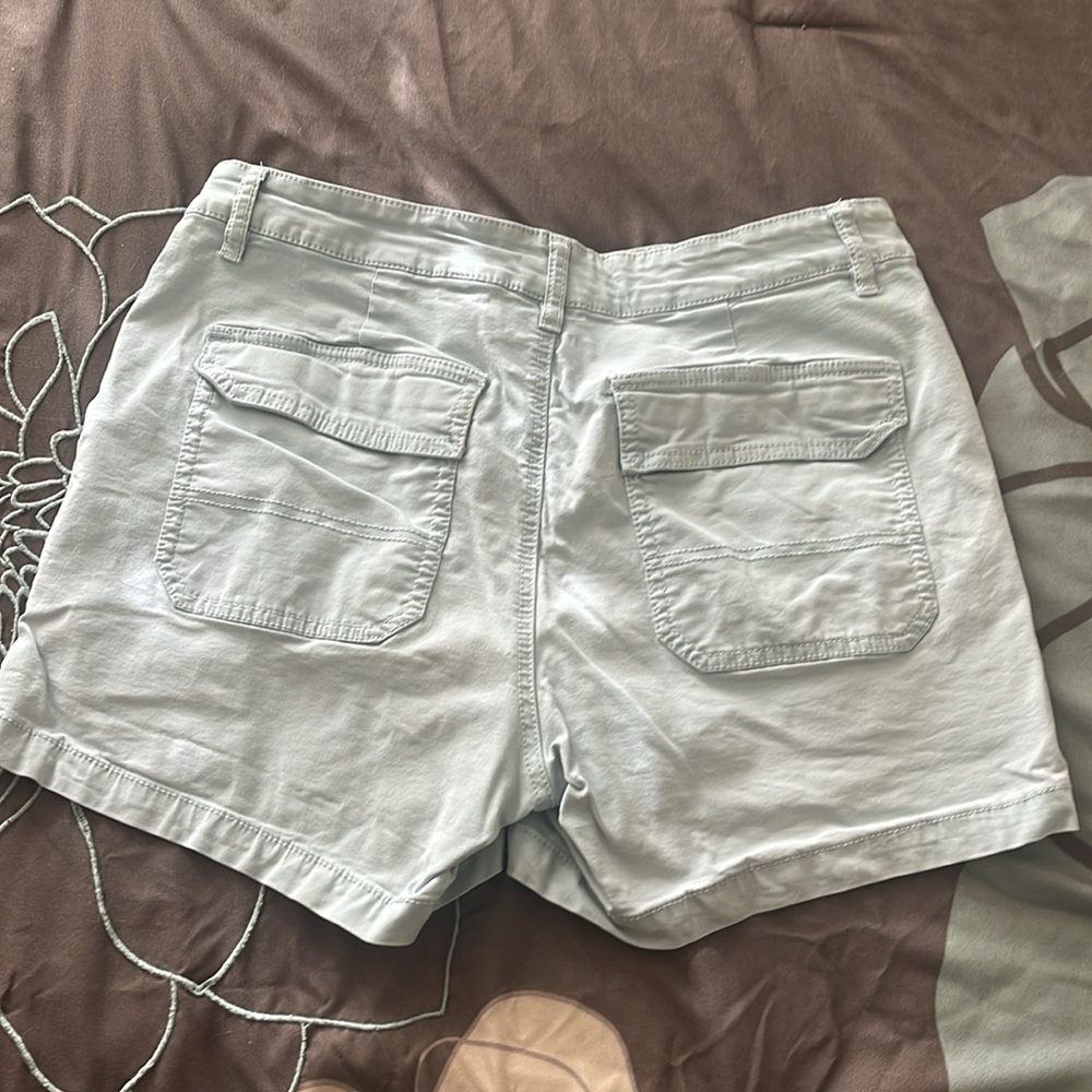 Woman's shorts - Picture 3 of 3